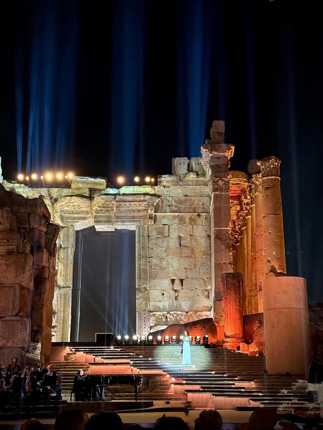 هبة طوجي تسحر الجمهور بعرض مبهر في مهرجانات بعلبك بتوقيع أسامة الرحباني 2 Hiba Oussama Ibrahim et Ycare au Festival de BaalbeckPar Zeina Saleh KayaliLe venerable temple 2