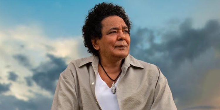 نقل محمد منير إلى المستشفى بعد أزمة صحية بالكلى والكبد 1 نقل محمد منير إلى المستشفى بعد أزمة صحية بالكلى والكبد