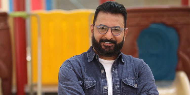 محمد حمدي يجمع بين الإيقاع والرومانسية في حلو الروح