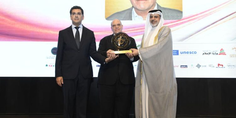 تكريم المنتج صادق الصبّاح في الملتقى الإعلامي العربي في بيروت 1 تكريم المنتج صادق الصبّاح في الملتقى الإعلامي العربي في بيروت