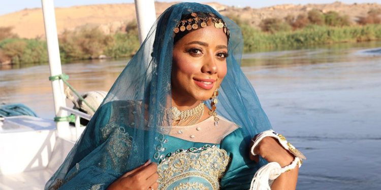 سيرا كاشون تحتفي بتراث جنوب مصر بأغنيتها الجديدة يابو الروايح