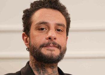 أحمد الفيشاوي يشوق الجمهور لفيلمه الجديد بعد يومين من وفاة والدته