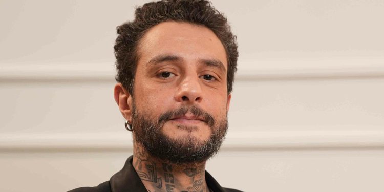 أحمد الفيشاوي يشوق الجمهور لفيلمه الجديد بعد يومين من وفاة والدته