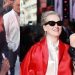 في عرض Devil Wears Prada 2 معجب يقدم نسخة من القرآن للفنانة آن هاثاواي 8 في عرض Devil Wears Prada 2 معجب يقدم نسخة من القرآن للفنانة آن هاثاواي