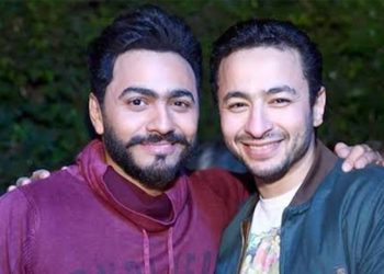 تامر حسني ينهي خلافه مع حمادة هلال ويقبل اعتذاره