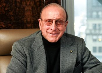 وفاة صانع النجوم الأول المنتج العالمي كلايف ديفيس