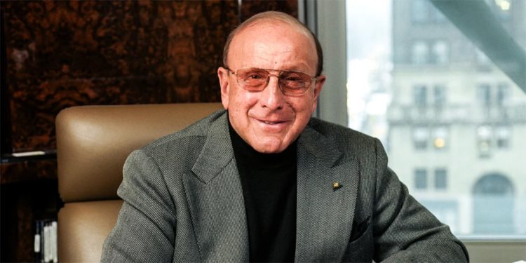 وفاة صانع النجوم الأول المنتج العالمي كلايف ديفيس