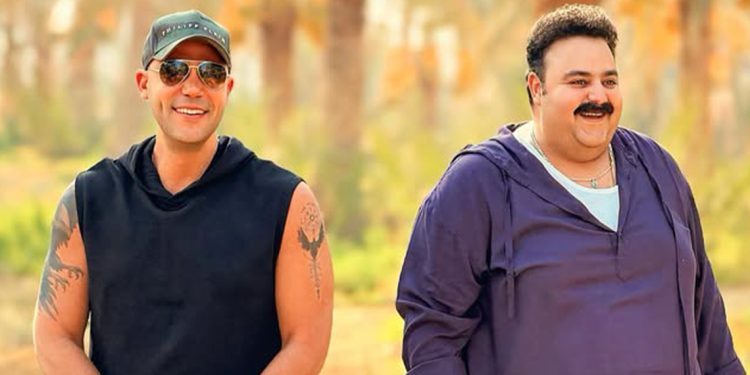 محمد إمام يحتفل مع جمهوره بنجاح فيلم صقر وكناريا