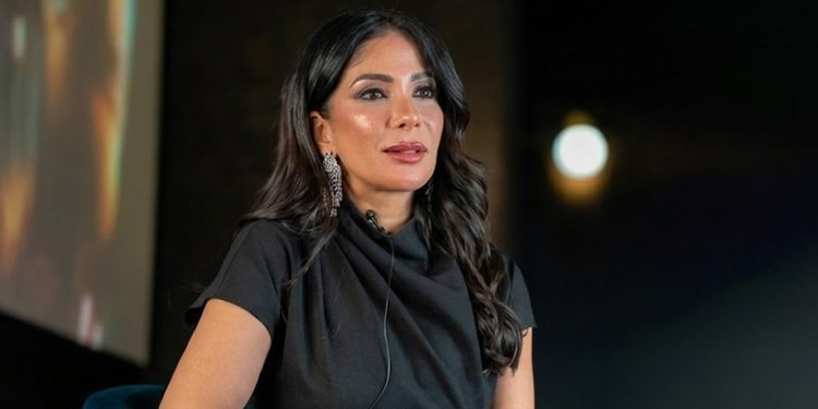 منى زكي تقاضي فتاة نشرت صوراً مسيئة لها