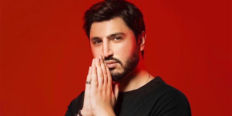 محمد شاكر يلغي حفله في بيروت بعد نقل والده فضل إلى المستشفى 1 محمد شاكر يلغي حفله في بيروت بعد نقل والده فضل إلى المستشفى