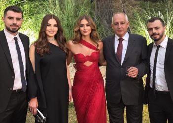 منى أبو حمزة تتألق بإطلالة عائلية... وابنتها ياسمين تخطف الأنظار 2 منى أبو حمزة تتألق بإطلالة عائلية... وابنتها ياسمين تخطف الأنظار