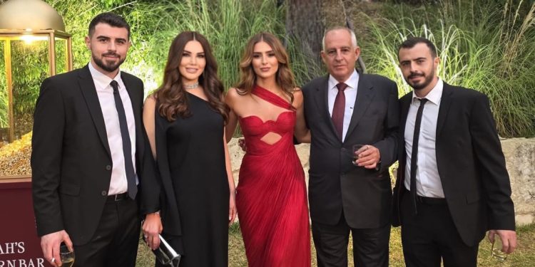 منى أبو حمزة تتألق بإطلالة عائلية... وابنتها ياسمين تخطف الأنظار 1 منى أبو حمزة تتألق بإطلالة عائلية... وابنتها ياسمين تخطف الأنظار