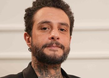 أحمد الفيشاوي يكشف عن معانته النفسية بعد وفاة والدته واعتزاله الفن
