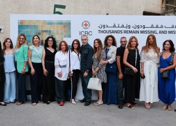 جدارية في قلب بيروت تُبقي قضية المفقودين حيّة: العائلات تستحق أن تعرف!