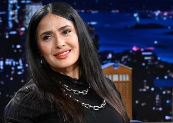 سلمى حايك تحتفل بعيد ميلادها الـ60 بصور صادمة