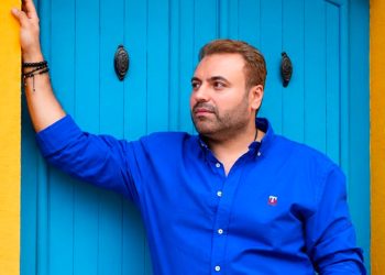 محمد أبو زيد يطلق «قمر ع الأرض» بتوقيع لايف ستايلز ستوديوز وأجواء رومانسية راقصة