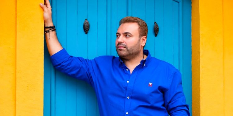 محمد أبو زيد يطلق «قمر ع الأرض» بتوقيع لايف ستايلز ستوديوز وأجواء رومانسية راقصة 1 محمد أبو زيد يطلق «قمر ع الأرض» بتوقيع لايف ستايلز ستوديوز وأجواء رومانسية راقصة